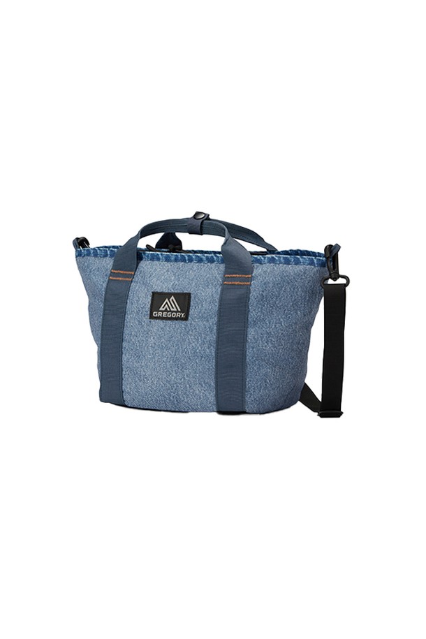 보트 토트 S - BLUE DENIM (08JT5423)는 여성용 토트백으로, 데님 소재 특유의 시원하고 캐주얼한 분위기를 연출합니다. 스몰 사이즈에 사각형 디자인, 가죽 지퍼풀 디테일, 숄더 스트랩, 수납 포켓, 메쉬 내부 포켓, 외부 백 포켓 등을 갖춰 실용성을 높였습니다. 일상 및 라이프스타일에 적합하며, 여행룩, 쇼핑룩 등 다양한 TPO에 미니멀, 캐주얼, 클래식 스타일로 활용하기 좋습니다.
