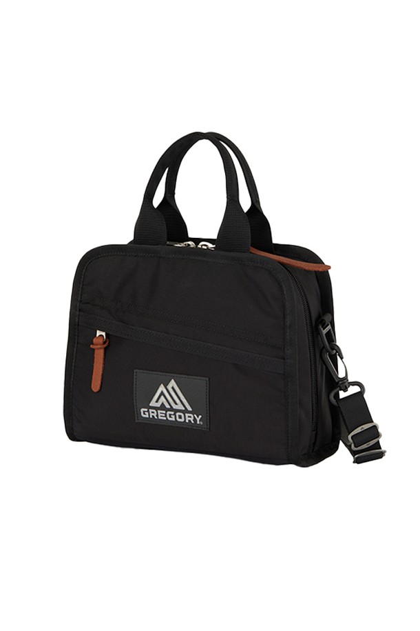 세련된 디자인의 패팃 블랙 토트백은 여성 고객을 위한 미디엄 사이즈 가방입니다. 나일론 소재에 가죽 디테일로 포인트를 주었으며, 19 x 25.5 x 10 cm 크기로 넉넉한 수납력을 자랑합니다. 탈부착 가능한 숄더 스트랩, 다양한 내부/외부 포켓, 지퍼 잠금 방식 등의 실용적인 기능으로 일상 및 여행 시 유용하게 사용 가능합니다.
