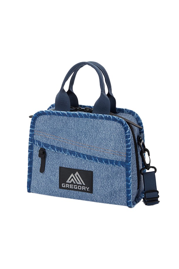 패팃 블루 데님 토트백은 나일론 소재의 미디엄 사이즈 여성 토트백으로, 미니멀, 클래식, 캐주얼 스타일을 연출하기에 좋습니다. 외부 지퍼 포켓 1개와 내부 포켓 2개, 25mm 어깨끈, 3.5L 용량으로 실용성을 더했으며, 탈부착 스트랩과 손잡이, 측면 거싯, 크로스백 겸용으로 다양한 연출이 가능합니다. 가죽 디테일과 사각 디자인, 무지 패턴이 돋보이며, 쇼핑룩이나 카페룩에 잘 어울립니다.
