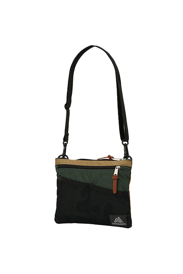 사코슈M - LOG CABIN KHAKI (07JT3163)는 여행룩, 산책룩, 캐주얼, 미니멀, 고프코어 스타일에 잘 어울리는 여성용 가방입니다. 카키색상의 무지 디자인에 메쉬 디테일이 돋보이며, 7.5L 용량으로 수납력을 높였습니다. 탈부착 및 조절 가능한 스트랩, 외부 및 메쉬 포켓, 버튼형 잠금 방식으로 편리함을 더했으며, 카드와 동전 수납이 가능해 일상 및 여행 시 유용하게 활용할 수 있습니다.
