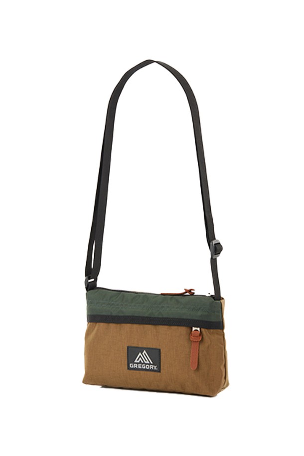 엔벨롭 숄더백 - LOG CABIN KHAKI (08JT3305)는 미디엄 사이즈의 카키색 나일론 소재 여성 숄더백입니다. 무지 패턴의 사각 쉐입에 지퍼와 가죽 풀리로 포인트를 주었으며, 조절 가능한 스트랩과 외부 및 내부 포켓으로 실용성을 더했습니다. 아웃도어 활동이나 일상에서 크로스백으로 활용하기 좋으며, 여행룩, 산책룩, 캐주얼, 미니멀, 클래식 스타일을 즐기는 분들께 추천합니다.
