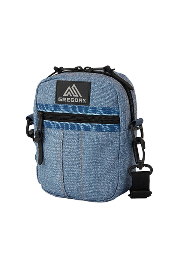 블루 데님 컬러의 퀵포켓 M (08JT5127) 크로스백입니다. 나일론 소재의 미디엄 사이즈 사각 가방으로, 앞면 지퍼 수납공간과 뒷면 스냅 버튼, 탈부착 및 길이 조절 가능한 기능이 특징입니다. 슬림백, 토트백 등 다용도로 착용 가능하며, 미니멀하고 캐주얼한 스타일에 잘 어울립니다.
