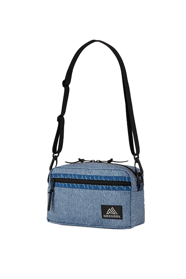 블루 데님 컬러의 패디드 숄더 파우치 M(08JT5112)입니다. 나일론 소재에 패딩 디테일이 돋보이는 사각 쉐입의 크로스백으로, 2.5L 용량에 외부 지퍼 포켓과 내부 슬리브를 갖춰 수납력을 높였습니다. 사이즈 조절과 탈부착이 가능한 숄더 스트랩, 벨트 루프, 그리고 캐주얼, 미니멀, 스포티한 스타일을 모두 아우르는 디자인으로 여행룩에 안성맞춤입니다.
