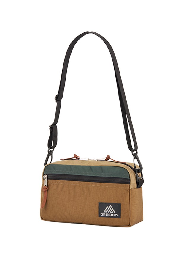 세련된 디자인과 실용성을 겸비한 패디드 숄더 파우치 M - LOG CABIN KHAKI (08JT3112) 입니다. 부드러운 나일론 소재에 패딩 디테일을 더해 포근한 느낌을 주며, 카키 컬러와 사각 쉐입으로 미니멀하고 캐주얼, 고프코어 스타일을 연출하기 좋습니다. 탈부착 가능한 어깨끈과 2개의 포켓(외부 1개, 내부 1개), 전자기기 수납이 가능한 넉넉한 수납공간으로 여행룩 뿐만 아니라 일상에서도 활용도가 높은 크로스백입니다.
