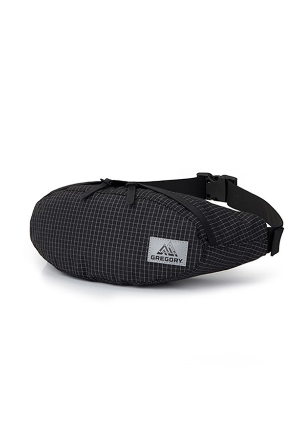 테일러너 V2 - REFLECTIVE RIPSTOP 3L 힙색 (08JT1573)은 남성을 위한 미디엄 사이즈 힙색으로, 나일론 소재의 무지 패턴에 리플렉티브 컬러로 포인트를 주어 캐주얼, 미니멀, 스포티한 스타일을 연출합니다. 슬림한 실루엣과 지퍼형 잠금 방식, 내부 수납공간 및 슬리브, 외부/내부 포켓, 38mm 벨트 두께로 실용성을 더하여, 여행룩을 포함한 일상과 아웃도어 활동에 적합합니다. 가볍고 사이즈 조절이 가능한 힙색으로, 다양한 스타일을 소화할 수 있습니다.
