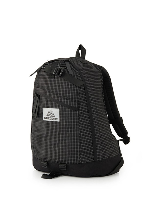 미니멀한 디자인과 뛰어난 수납력을 갖춘 데이팩 REFLECTIVE RIPSTOP 26L 백팩은 일상, 하이킹, 여행 등 다용도로 활용하기 좋은 남성용 백팩입니다. 26L의 넉넉한 사이즈에 노트북 수납, 생활 방수, 경량 기능, 티어드롭 형태 디자인, EVA폼 숄더 하네스, 가죽 지퍼풀 등의 특징을 더해 실용성과 스타일을 모두 잡았습니다. 블랙 색상의 무지 패턴으로 어떤 룩에도 잘 어울리며, 조절 가능한 체스트 스트랩, 트레킹폴 부착 스트랩, 숨김 가능한 로드밸런싱 벨트 등 다양한 기능으로 편안한 착용감을 제공합니다.
