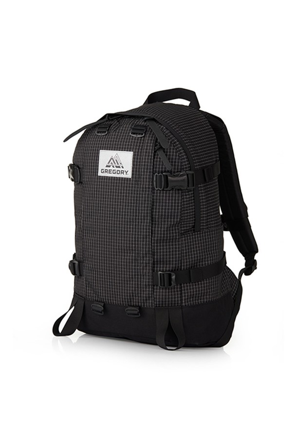 올데이 V2.1 - REFLECTIVE RIPSTOP 22L 백팩은 남성을 위한 미디엄 사이즈 백팩으로, 일상, 여행, 하이킹 등 다양한 용도로 활용 가능합니다. 블랙 컬러의 무지 디자인에 버클과 지퍼 디테일이 돋보이며, YKK 지퍼, EVA 폼 숄더 하네스, 노트북 수납, 물병 포켓, 압축 스트랩, 가슴 스트랩, 힙벨트 등 실용적인 기능들을 갖추었습니다. 방수 기능과 함께 사각 형태의 백팩으로, 캐주얼, 미니멀, 고프코어 스타일의 여행룩에 잘 어울립니다.
