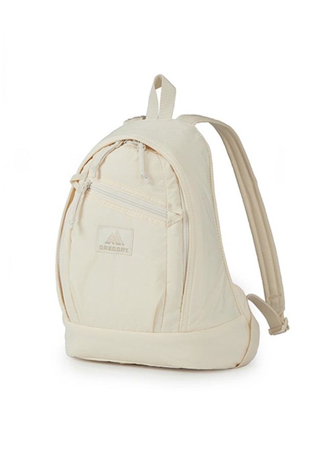 미니멀한 디자인의 레이디버드 백팩 XS 오프 화이트 6L (GY835004)입니다. 부드러운 나일론 소재로 제작되어 가볍고 편안하며, 6L의 넉넉한 용량과 내부 슬리브, 숨겨진 포켓, 작은 지퍼 파우치를 포함하여 수납력을 높였습니다. 사각 형태에 지퍼 포켓으로 포인트를 주어 캐주얼, 시크 스타일은 물론 동네 마실룩에도 잘 어울리는 여성 데일리 백팩입니다.
