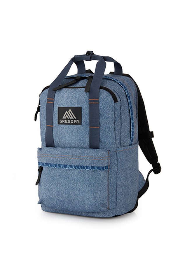 이지피지데이 BLUE DENIM 18L 백팩은 여성 전용 디자인으로, 캐주얼, 미니멀, 스포티한 스타일을 연출하기 좋습니다. 18L 미디엄 사이즈의 블루 데님 백팩으로, 6개의 포켓과 내부 노트북/서류 슬리브, 양쪽 물병 포켓, 전면 지퍼 포켓 등의 실용적인 기능과 가죽 지퍼풀, EVA폼 하네스 디테일이 돋보입니다. 일상 및 아웃도어 활동, 특히 여행룩에 적합하며, 사이즈 조절 및 손잡이 기능을 갖춰 편리하게 사용 가능합니다.
