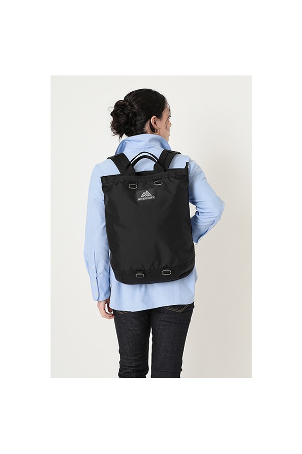 플래시 데이 백팩 - BLACK 16L (09J29150)는 미니멀, 캐주얼, 클래식 스타일을 추구하는 여성들을 위한 백팩입니다. 16L의 미디엄 사이즈로, 출근룩과 여행룩에 모두 잘 어울리는 활용성을 자랑합니다. 내구성이 뛰어난 블랙 나일론 소재에 무지 디자인으로 제작되었으며, A4 사이즈 수납이 가능하여 실용적입니다. 내부 수납공간, 패딩 어깨끈, 보강된 바닥, 그리고 노트북 수납 기능과 손잡이 디테일까지 갖춰 편안함과 기능성을 더했습니다. 지퍼형 잠금 방식으로 소지품을 안전하게 보호하며, 데일리 백팩으로 손색없는 아이템입니다.
