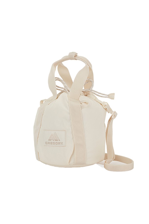 레이디버드 미니 버켓백 - OFF WHITE (GY835009)은 여성스러운 라인과 미니멀한 디자인이 돋보이는 버킷백입니다. 부드러운 나일론 소재에 오프화이트 컬러로, 데이트룩, 쇼핑룩, 카페룩 등 다양한 TPO에 활용하기 좋습니다. 패딩 숄더 스트랩과 토트백으로 변형 가능한 2way 기능으로 실용성을 더했으며, 조임용 끈으로 내용물을 안전하게 보관할 수 있습니다.
