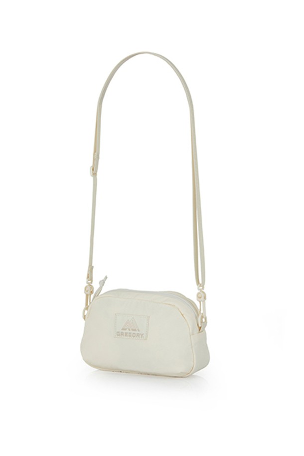 레이디버드 크로스바디백 - OFF WHITE (GY835005)은 미니멀, 캐주얼, 클래식 스타일을 즐기는 여성들을 위한 가방입니다. 오프화이트 컬러의 나일론 소재로 제작되었으며, 미디엄 사이즈의 사각 디자인에 YKK 지퍼 메인 수납공간, 외부 지퍼 포켓 1개, 내부 슬리브 포켓 1개, 반사 프린트 로고, 조절 가능한 25mm 어깨 스트랩이 특징입니다. 데이트룩, 쇼핑룩, 산책룩 등 다양한 TPO에 활용하기 좋습니다.
