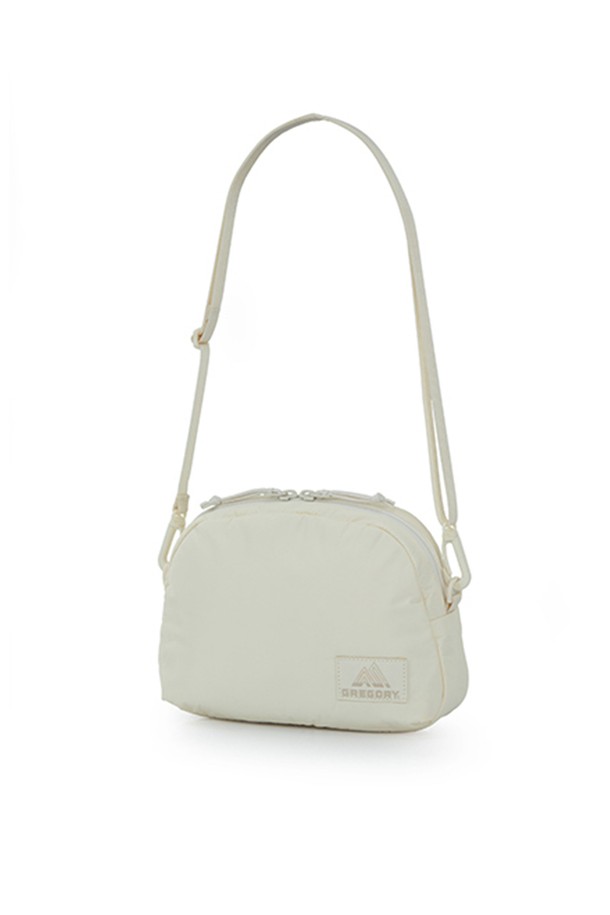 심플한 디자인의 레이디버드 크로스바디백 M - OFF WHITE (GY835008)은 여성스러운 데이트룩, 편안한 쇼핑룩, 가벼운 여행룩에 모두 잘 어울립니다. 부드러운 나일론 소재와 오프화이트 컬러가 조화롭게 어우러져 미니멀, 캐주얼, 클래식 스타일을 연출하며, YKK 지퍼, 반사 프린트 로고, 외부 지퍼 포켓, 내부 슬리브 포켓 등 실용적인 기능을 갖추었습니다. 숄더 스트랩 조절이 가능하며, 사각 형태에 지퍼형 잠금 방식으로 소지품을 안전하게 보관할 수 있습니다.
