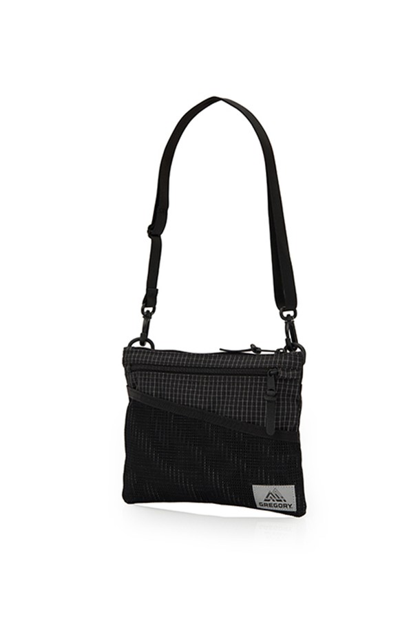 사코슈M - REFLECTIVE RIPSTOP은 미디엄 사이즈의 블랙 컬러 나일론 소재 사코슈입니다. 외부 메쉬 포켓 3개와 버튼 잠금 포켓, 조절 및 탈부착 가능한 숄더 스트랩으로 실용성을 높였으며, 사각 형태의 디자인으로 캐주얼, 미니멀, 시티보이 스타일을 연출하기 좋습니다. 일상 및 아웃도어 활동, 여행룩에 적합하며, 글로벌 평생 보증과 정품 인증서를 제공합니다.
