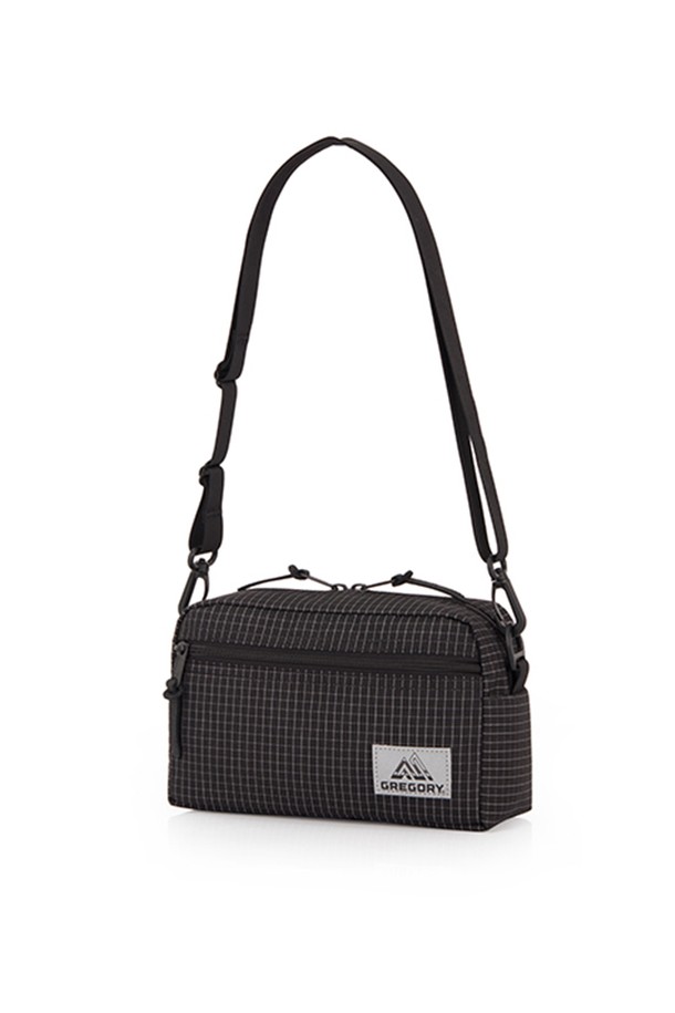 세련된 디자인과 실용성을 갖춘 패디드 숄더 파우치 M - REFLECTIVE RIPSTOP 2.5L 크로스백입니다. 블랙 컬러의 무지 디자인에 나일론 소재, 패딩 구조와 사각 모양이 특징이며, 2.5L의 넉넉한 수납공간과 탈부착 가능한 숄더 스트랩으로 편리함을 더했습니다. 일상, 여행은 물론 출근룩에도 잘 어울리며, 내부/외부 포켓과 전자기기 수납이 가능하며 리플렉티브 소재를 사용하여 시티보이, 캐주얼, 미니멀 스타일을 연출하기 좋습니다.
