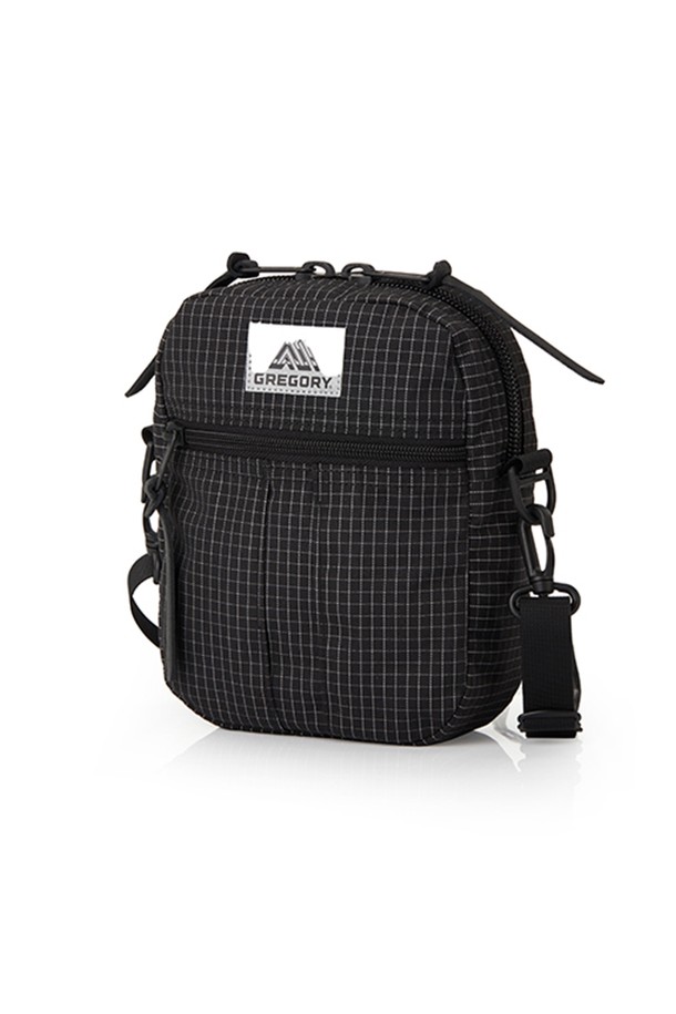 **퀵포켓 L - REFLECTIVE RIPSTOP 크로스백 (08JT1313)**은 미니멀, 캐주얼, 시크 스타일을 추구하는 남성을 위한 블랙 컬러의 크로스백입니다. 튼튼한 나일론 소재의 사각 디자인으로, 조절 가능한 숄더 스트랩과 전면 지퍼 포켓, 후면 스냅 버튼 스트랩, 그리고 다양한 수납 포켓을 갖춰 출근룩과 여행룩에 실용성을 더합니다. 컴팩트한 사이즈에 지퍼형 및 스냅형 잠금 방식으로 소지품을 안전하게 보관할 수 있는 데일리 크로스백입니다.
