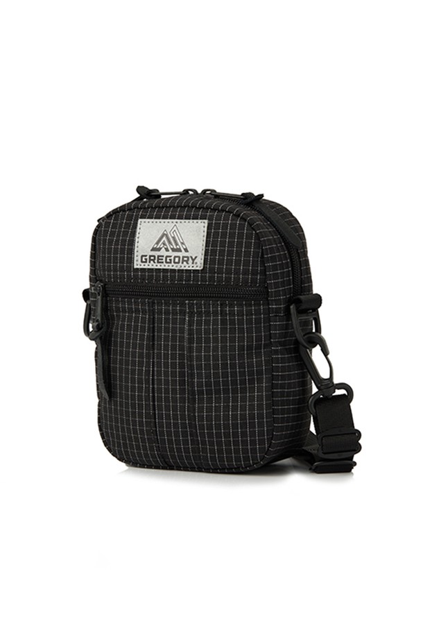 퀵포켓 M - REFLECTIVE RIPSTOP 크로스백 (08JT1127)은 립스탑 소재의 블랙 컬러로 제작되어 내구성과 세련된 디자인을 동시에 갖춘 남성용 크로스백입니다. 미디엄 사이즈의 사각 디자인으로, 넉넉한 수납공간과 컴팩트한 디자인을 자랑하며, 전면 지퍼 포켓과 후면 스냅 버튼 스트랩, 어깨끈 조절 기능을 더해 실용성을 높였습니다. 일상, 아웃도어, 여행룩 등 다양한 TPO에 캐주얼, 미니멀, 시티보이 스타일을 연출하기에 적합한 아이템입니다.
