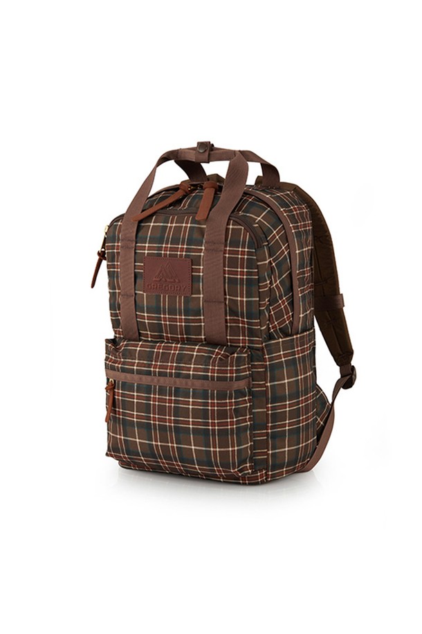 이지피지데이 - WOODLAND PLAID (우드랜드 플래드) 18L 백팩 (09JT2168)은 여성용 미디엄 사이즈 백팩입니다. 브라운과 체크 패턴의 나일론 소재로 제작되었으며, 가죽 지퍼풀 디자인으로 포인트를 더했습니다. 18L 용량으로 노트북 수납, 생수병 수납이 가능하며, 사이즈 조절과 경량 기능을 갖춰 일상 및 여행에 적합합니다. 사각형 모양에 상단 손잡이, EVA 폼 하네스, 조절 가능한 가슴 스트랩, 양쪽 물병 포켓, 전면 지퍼 포켓, 보강된 바닥 등 다양한 특징을 갖추고 있습니다. 여행룩, 가을 나들이룩에 캐주얼, 미니멀, 클래식 스타일로 연출하기 좋습니다.
