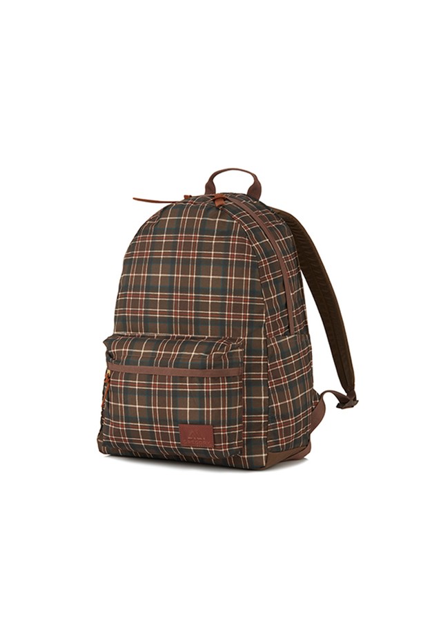 릴렉스데이 백팩 - WOODLAND PLAID (09JT2452) 21L는 남성을 위한 미디엄 사이즈 백팩입니다. 브라운과 블랙 컬러의 체크 패턴이 돋보이며, 나일론 소재로 제작되어 내구성이 뛰어납니다. 가죽 풀러와 삼각형 패치가 디자인의 포인트를 더하며, 노트북 수납, 물병 포켓, 키 홀더 등 실용적인 기능을 갖추었습니다. 21L 용량으로 넉넉한 수납공간을 제공하며, 외부 포켓 2개, 내부 포켓 2개, 메쉬 포켓이 있어 수납력을 높였습니다. 캐주얼, 클래식, 시티보이 스타일과 출근룩, 여행룩에 모두 잘 어울리는 아이템입니다.
