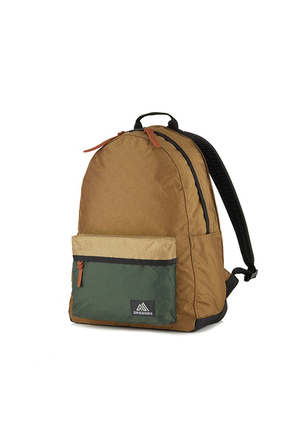 릴렉스데이 백팩 - LOG CABIN 카키 (09JT3452) 21L는 미니멀, 시티보이, 캐주얼 스타일을 추구하는 남성을 위한 일상용 백팩입니다. 21L의 넉넉한 수납공간을 제공하며, 카키색상의 무지 디자인으로 다양한 스타일에 매치하기 용이합니다. 튼튼한 나일론 소재로 제작되었으며, 가죽 풀리와 하네스 하단 삼각형 패턴으로 포인트를 더했습니다. 내부에는 노트북 수납, 메쉬 포켓, 외부 포켓 2개, 내부 포켓 2개, 키 홀더 등 실용적인 기능들이 탑재되어 있으며, 지퍼형 잠금 방식으로 내용물의 안전성을 확보했습니다. 출근룩에도 활용하기 좋은 백팩입니다.
