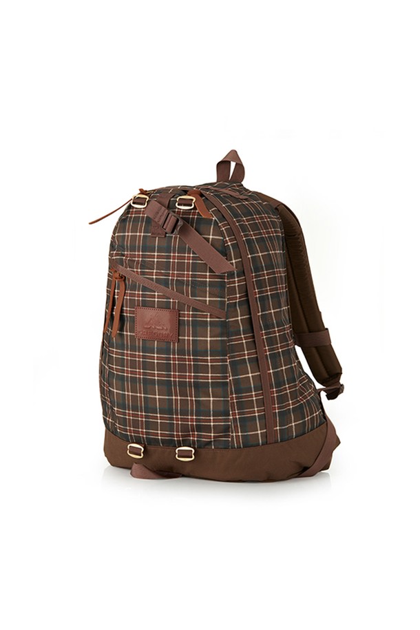 데이팩 - 우드랜드 플래드 (09JT2024) 26L 백팩은 남성용 백팩으로, 클래식, 고프코어, 캐주얼 스타일을 아우릅니다. 브라운과 그린 컬러의 체크 패턴, 26L 용량의 미디엄 사이즈 백팩으로, 방수 기능과 노트북 수납이 가능합니다. 나일론 소재에 가죽 지퍼풀, EVA폼 숄더 하네스 디자인이 특징이며, 트레킹폴 부착 및 하중 분산 기능으로 일상, 하이킹, 트레킹 등 다양한 용도로 활용할 수 있습니다. 45년 이상 유지된 클래식 실루엣과 YKK #10 지퍼, 3개의 포켓(외부 2개, 내부 1개) 및 메쉬 지퍼 포켓, 상단 캐리 핸들을 갖춰 편의성을 더했습니다. 등산룩, 여행룩, 가을 나들이룩에 잘 어울리는 디자인입니다.
