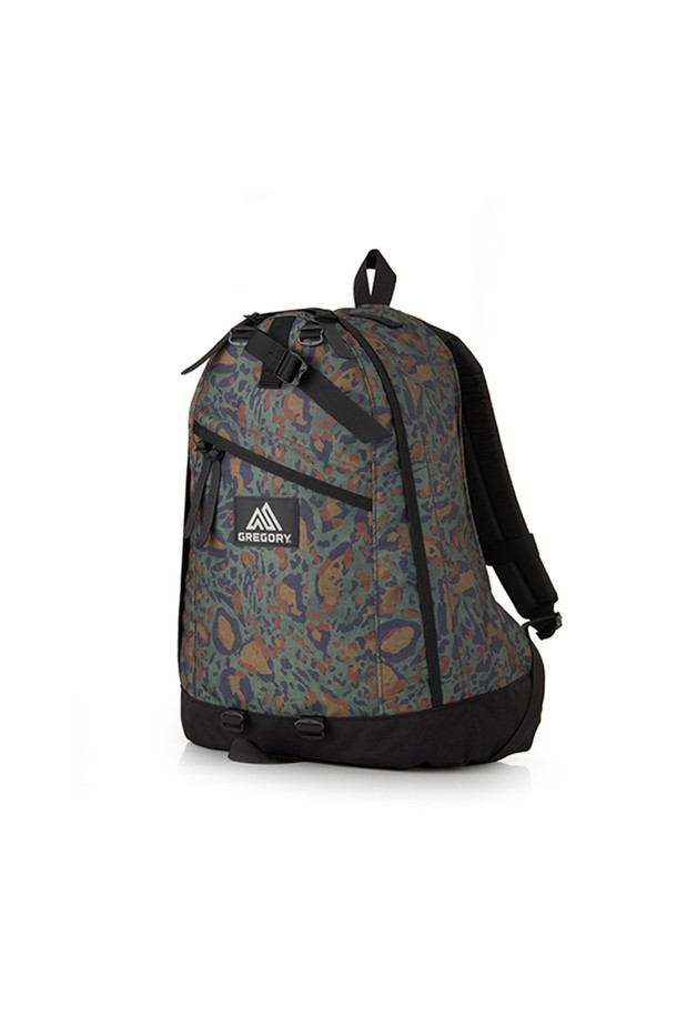 "데이팩 - 밀리터리 레오파드 (09JS8024) 26L 백팩"은 남성용 백팩으로, 밀리터리 및 레오파드 패턴이 돋보이는 디자인입니다. 26L 용량의 미디엄 사이즈 백팩으로, 튼튼한 나일론 소재와 가죽 지퍼풀 디테일이 특징입니다. EVA 폼 어깨 하네스, 조절 가능한 가슴 스트랩, 트레킹 어태치먼트 스트랩, 메쉬 지퍼 포켓, 노트북 및 문서 수납공간 등 다양한 기능성을 갖추었습니다. 일상 및 하이킹 용도로 적합하며, 캐주얼, 고프코어, 스트리트 스타일을 연출하기 좋습니다. 사각형 모양의 백팩으로, 넉넉한 수납 공간과 스타일리시한 디자인을 동시에 잡았습니다.
