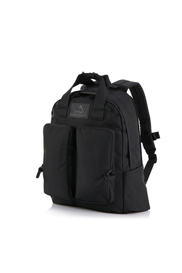 트윈 포켓 백팩 BLACK BALLISTIC (09J09379) 18L는 미니멀하고 캐주얼한 스타일을 추구하는 여성들을 위한 18L 용량의 백팩입니다. 튼튼한 나일론 소재와 가죽 풀탭 디자인으로 제작되었으며, 사각형 모양에 블랙 컬러로 시크함을 더했습니다. 노트북 수납, 생활 방수 기능을 갖추고 있으며, 사이즈 조절과 손잡이, EVA 어깨 하네스, 탈부착 가능한 가슴 스트랩을 제공하여 편안한 착용감을 선사합니다. 전면 지퍼 포켓 2개, 내부 슬리브 포켓, 측면 물병 포켓을 포함한 총 5개의 포켓으로 수납력을 높였으며, 일상과 여행 모두에 적합한 활용도를 자랑합니다.
