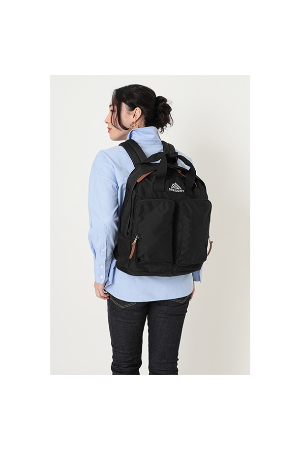 블랙 색상의 트윈 포켓 백팩(18L)입니다. 가볍고 튼튼한 나일론 소재로 제작되었으며, 미니멀하고 캐주얼한 스타일을 연출합니다. 18L의 넉넉한 수납공간과 사각 형태의 디자인으로, 노트북 수납과 물병 수납이 가능합니다. EVA 패딩 하네스, 조절 가능한 가슴 스트랩으로 편안한 착용감을 제공하며, 전면 지퍼 포켓 2개, 내부 슬리브 포켓, 측면 물병 포켓 등 총 5개의 포켓으로 수납력을 높였습니다. 여행룩에 잘 어울리는 실용적인 백팩입니다.
