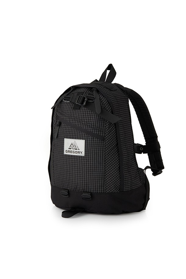 파인데이 V2 백팩 - REFLECTIVE RIPSTOP (09JT1285) 18L은 여성용 백팩으로, 18L의 넉넉한 수납공간을 제공합니다. 미니멀하고 캐주얼한 스타일, 그리고 클래식한 디자인을 선호하는 분들께 적합하며, 여행룩과 출근룩 모두에 잘 어울립니다. 블랙 컬러의 무지 디자인에 가죽 지퍼풀로 포인트를 주었으며, 노트북 수납이 가능하고, 사이즈 조절 및 경량 기능으로 편의성을 높였습니다. EVA 폼 어깨끈, 상단 손잡이, 메쉬 포켓, 보강 바닥 등의 디테일은 튼튼함과 실용성을 더합니다.
