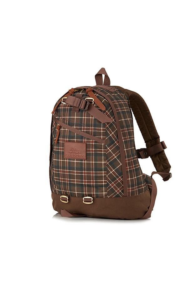 파인데이 V2 백팩 - WOODLAND PLAID (09JT2285) 18L은 우드랜드 플라이드 패턴의 여성용 백팩입니다. 브라운과 베이지 컬러 조합의 18L 미디엄 사이즈 백팩으로, 폴리에스테르 소재를 사용하여 제작되었습니다. 가죽 지퍼풀과 패치가 디자인 포인트로, 노트북 수납, 메쉬 포켓, 가슴 스트랩, 상단 손잡이 등 실용적인 기능성을 갖췄습니다. 여성 체형에 맞춘 숄더 하네스와 EVA 폼 숄더 하네스로 편안한 착용감을 제공하며, 사각형 디자인에 외부 포켓 2개, 내부 포켓 2개, 메쉬 포켓이 있어 수납력을 높였습니다. 캐주얼, 미니멀, 클래식 스타일을 아우르며 일상 및 아웃도어 활동에 적합한 지퍼형 가방입니다.
