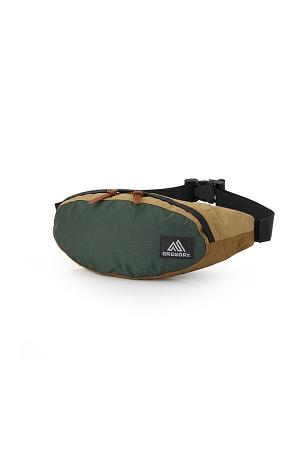 테일러너 V2 - 로그 캐빈 카키 3L 힙색 (08JT3573)은 여성용 힙색으로, 일상 및 아웃도어 활동에 적합합니다. 가볍고 슬림한 실루엣에 카키 컬러의 나일론 소재로 제작되어 캐주얼, 미니멀, 고프코어 스타일을 연출하기 좋습니다. 3L 미디엄 사이즈로 내부 슬리브와 외부 1개, 내부 1개의 포켓이 있어 수납력을 높였습니다. 벨트형 잠금 방식과 조절 가능한 허리 벨트로 편안하게 착용할 수 있으며, 산책룩에 매치하기 좋습니다.
