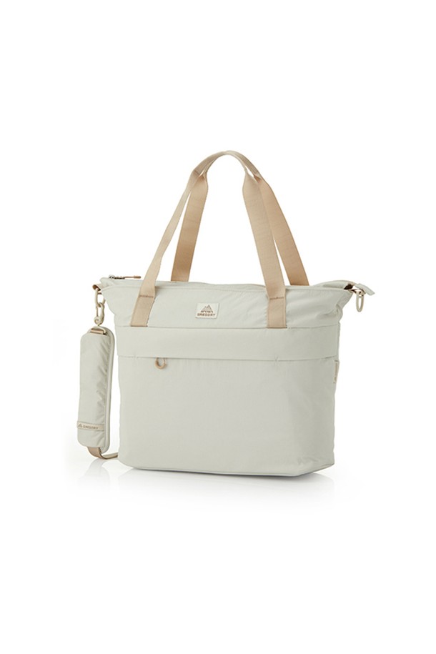 수지 토트백 - ASH BEIGE (UD683005) 13L는 여성용 미디엄 사이즈 토트백으로, 캐주얼 및 미니멀 스타일을 연출합니다. 애쉬 베이지 색상의 무지 디자인에 나일론 소재로 제작되었으며, 13L의 넉넉한 수납 공간을 제공합니다. 7개의 포켓과 A4, 13인치 노트북 수납이 가능하며, 전면 지퍼 포켓과 키 주머니를 갖춰 실용성을 높였습니다. 발수 기능과 경량 설계로 일상과 여행에 적합하며, PFC-free 내구성 발수 코팅과 환경 친화적 소재를 사용하여 제작되었습니다. 사각 형태의 가방에 패딩 숄더 스트랩과 물방울 모양 풀리로 포인트를 더했으며, 지퍼형 잠금 방식으로 안전하게 소지품을 보관할 수 있습니다.
