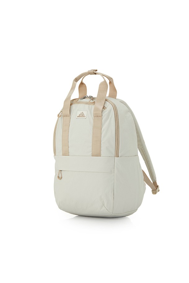 **수지 백팩 M - 애쉬 베이지 (UD683001) 16L**는 여성용 백팩으로, 16L의 넉넉한 수납 공간을 제공합니다. 방수 기능과 경량 설계로 제작되어 여행룩, 출근룩 등 다양한 TPO에 적합하며, 미니멀하고 캐주얼한 스타일을 연출합니다. 애쉬 베이지 컬러의 무지 디자인에 사각 모양으로, 3-way 캐리 가능하며, 노트북 수납이 가능하고 외부 포켓 3개와 내부 포켓 4개로 실용성을 더했습니다. 친환경 소재를 사용하여 제작되었으며, 지퍼형 잠금 방식으로 내용물을 안전하게 보호합니다.
