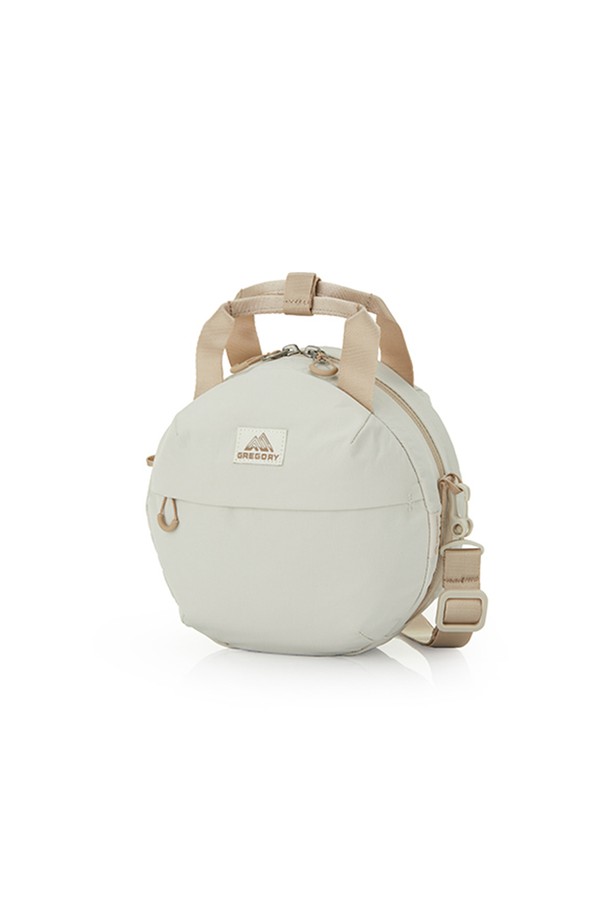 세련된 디자인과 실용성을 겸비한 수지 라운드 크로스바디백 - ASH BEIGE (UD683004) 4L입니다. 가볍고 튼튼한 나일론 소재로 제작되었으며, 4L의 넉넉한 수납 공간을 제공합니다. 탈부착 가능한 스트랩과 핸드백 변형이 가능하여 다양한 스타일 연출이 가능하며, 테이블에 세워둘 수 있는 디자인으로 편리함을 더했습니다. 방수 기능과 키 수납을 위한 앞면 지퍼 포켓, 외부 1개, 내부 1개의 포켓 구성으로 실용성을 높였습니다. 미니멀, 캐주얼, 클래식 스타일의 동네 마실룩, 여행룩에 잘 어울리는 데일리 가방입니다.
