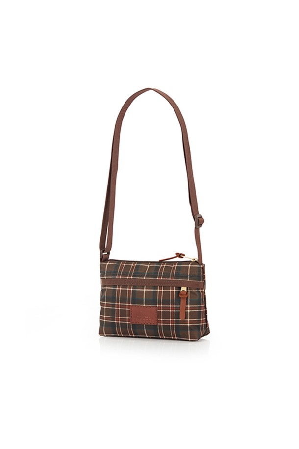 "엔벨롭 숄더백 - 우드랜드 플라이드 (08JT2305) 1L"은 여성용 숄더백으로, 체크 패턴의 나일론 소재로 제작되어 클래식, 캐주얼, 미니멀 스타일을 연출합니다. 가죽 디테일이 돋보이며, 미디엄 사이즈의 사각 쉐입으로 쇼핑룩, 데이트룩에 잘 어울립니다. 지퍼형 잠금 방식과 조절 가능한 스트랩으로 실용성을 더했으며, 메인 수납공간, 외부 지퍼 포켓 1개, 내부 포켓 1개로 구성되어 있습니다. 일상생활에서 편리하게 사용할 수 있는 디자인입니다.
