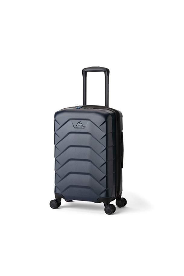 캐시 캐리온 캐리어22 - 노르딕 블루 (DL511018)는 42L 용량의 기내 반입 가능한 하드케이스 캐리어입니다. 폴리카보네이트 소재로 제작되어 내구성이 뛰어나며, 사각 형태에 무지 디자인으로 미니멀하고 클래식한 스타일을 연출합니다. 노르딕 블루 컬러가 세련된 여행룩과 휴가룩에 잘 어울리며, 4륜 캐스터와 손잡이로 이동의 편리성을 더했습니다. 지퍼형 잠금 방식으로 소지품을 안전하게 보호하며, 여행 시 짐을 효과적으로 수납할 수 있습니다.
