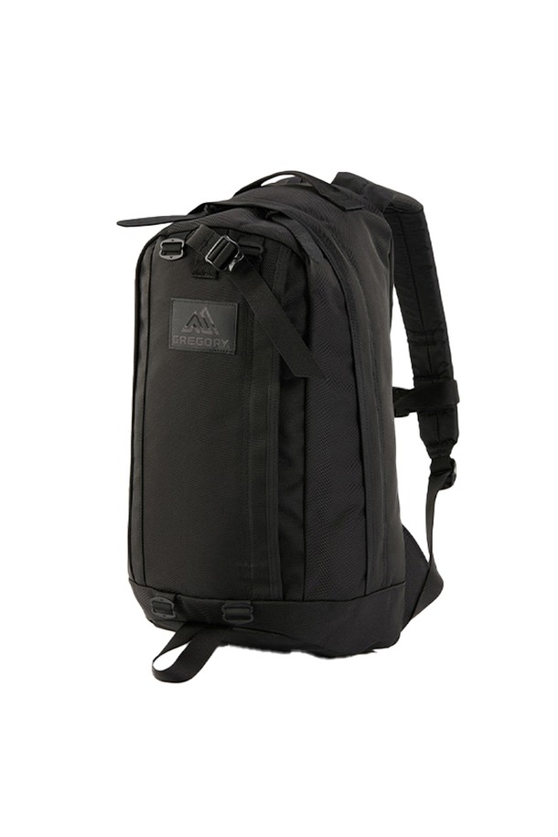 그레고리 하프데이V2 백팩 - 블랙 발리스틱은 미니멀, 캐주얼, 시크 스타일을 추구하는 여성분들을 위한 가방입니다. 튼튼한 나일론 소재와 사각 형태의 디자인으로 제작되었으며, 항균 기능과 손잡이가 있어 실용성을 높였습니다. 일상 및 자전거 이용에 적합하며, 출근룩에도 잘 어울리는 디자인입니다. 지퍼형 잠금 방식으로 소지품을 안전하게 보관할 수 있으며, 하프데이 사이즈와 발리스틱 소재를 사용하여 내구성을 강화했습니다.
