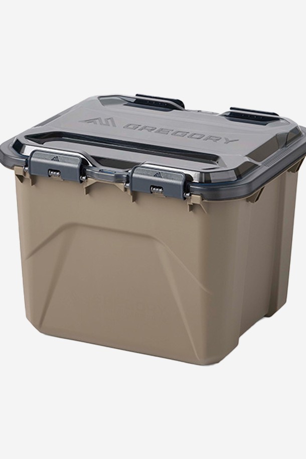 그레고리 알파카 캠프박스50 - 미라지 탄(MIRAGE TAN) 색상의 캠핑 수납 정리함입니다. PP(폴리프로필렌)와 폴리카보네이트 소재로 제작되었으며, 캠핑 및 수납, 정리에 최적화된 대형 사이즈입니다. IP65 방수/방진 등급을 갖춰 외부 환경으로부터 내용물을 안전하게 보호하며, 적재 가능한 디자인으로 공간 활용도를 높였습니다. 투명 폴리카보네이트 뚜껑과 측면 손잡이, 래치형 잠금 방식이 특징이며, 상단 배수 설계와 50% 재활용 소재를 사용하여 실용성과 친환경성을 모두 갖췄습니다.
