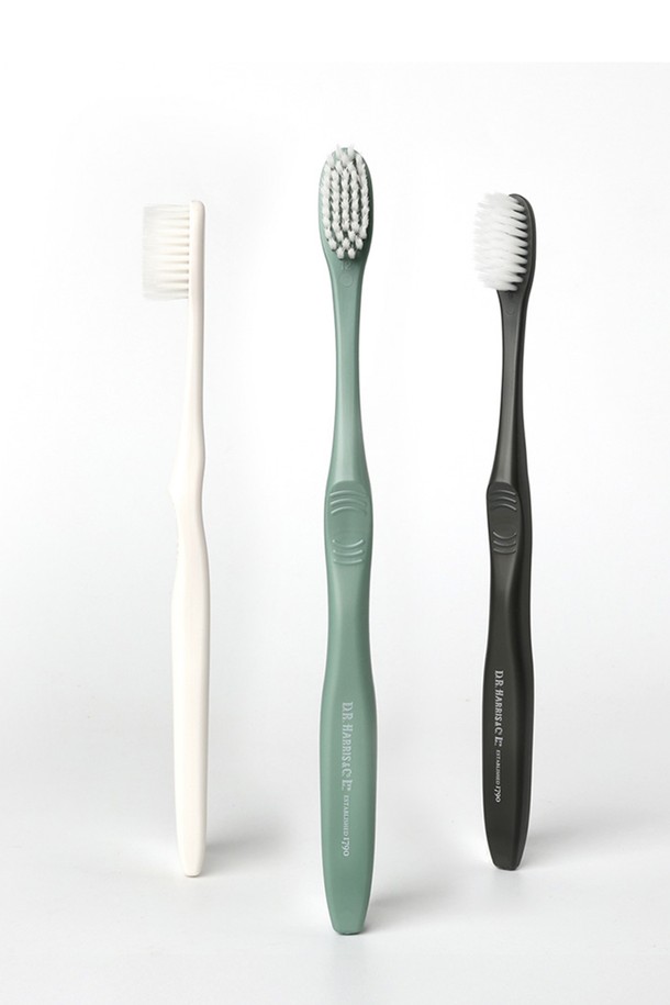 디알해리스 클래식 초극세모 칫솔 2세트(12개입)와 치약 60g 1개로 구성된 구강 위생용품입니다. 0.01mm 초극세모와 이중모 구조로 잇몸 마사지 효과를 제공하며, 슬림 헤드와 인체공학적 손잡이, 미끄럼 방지 기능으로 편안한 사용감을 선사합니다. 옥수수 전분 친환경 소재인 PLA와 PBT 소재를 사용했으며, 은나노 항균 기능으로 위생적인 관리가 가능합니다. 색상은 피스타치오, 화이트, 다크그레이 3가지이며, 60°C의 내열온도를 가지고 있습니다.
