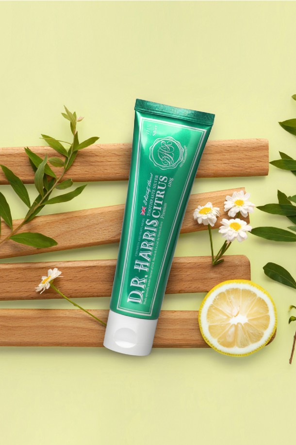 디알해리스 프로바이오틱스(Dr. Harris Probiotics) 잇몸케어 치약 120g 2개(시트러스향)는 잇몸 건강과 구강 면역력 강화에 도움을 주는 치약입니다. 99.9% 순수 실버와 프로바이오틱스, 비타민E, 판테놀, 녹차추출물 등 엄선된 성분 배합으로 구취 제거, 치아 미백, 충치 예방, 치주 질환 예방에 효과적입니다. USDA 유기농 인증을 받았으며, ABL 튜브와 안전성분 인증, 피부독성 ZERO 인증으로 안심하고 사용할 수 있습니다. 시트러스향으로 상쾌함을 더했으며, 적당량을 칫솔에 묻혀 사용 후 물로 충분히 헹궈 사용합니다. 실온(1-30°C)에서 밀폐 보관하고, 6세 이하 어린이의 손이 닿지 않는 곳에 보관하십시오.
