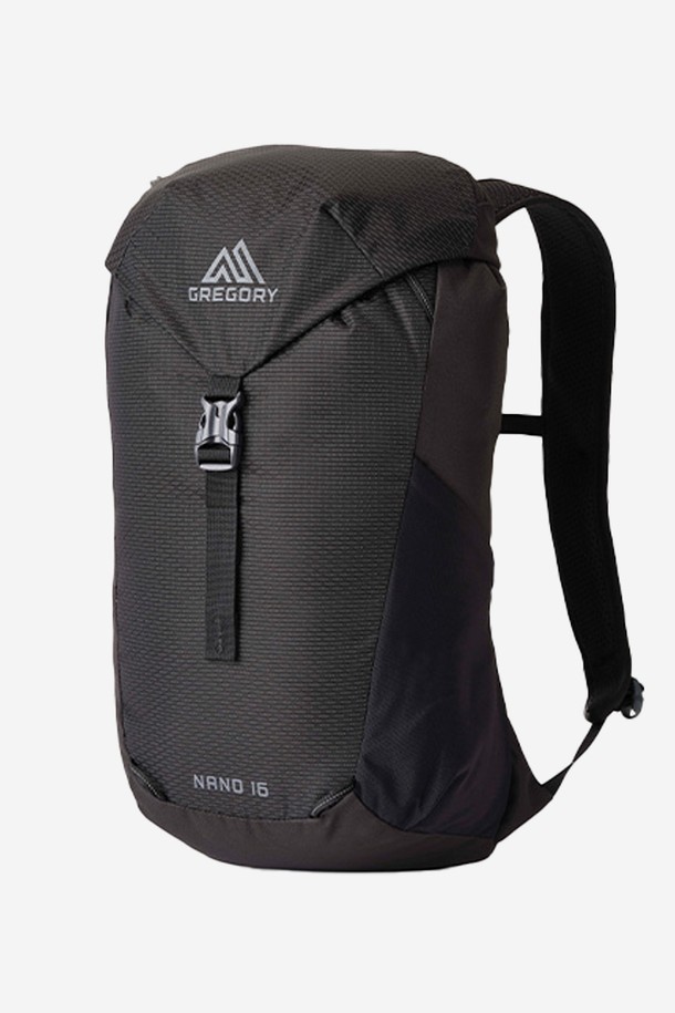 그레고리 나노16 - OPTIC BLACK(옵틱 블랙) 가벼운 등산 배낭은 가볍고 실용적인 당일 산행 가방입니다. 16L 용량으로, 나일론과 폴리에스테르 소재를 사용하여 내구성을 높였습니다. 블랙 컬러의 무지 디자인에 버클 및 메쉬 포켓 디테일이 돋보이며, 경량, 사이즈 조절, 손잡이 기능을 제공합니다. 상단 지퍼 포켓, 메인 수납공간, 양쪽 메쉬 포켓, 전면 반사 루프를 갖춘 사각 형태의 가방으로, 지퍼형과 버클형 잠금 방식으로 안전하게 소지품을 보관할 수 있습니다. 하이킹, 여행, 일상생활에서 캐주얼, 고프코어, 미니멀 스타일을 연출하기에 적합합니다.
