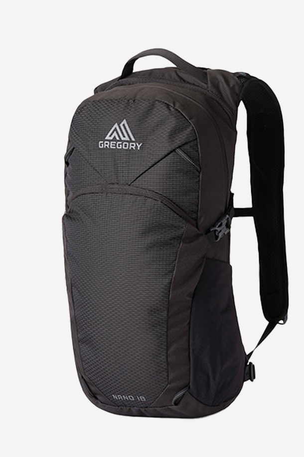 그레고리 나노 18 - 옵틱 블랙 가벼운 등산 배낭은 가볍고 실용적인 당일 산행을 위한 최적의 선택입니다. 블랙 색상의 무지 디자인으로, 18L 용량의 미디엄 사이즈 등산 배낭입니다. 나일론과 폴리에스테르 소재로 제작되어 내구성이 뛰어나며, 경량 설계와 통기 기능을 갖춰 쾌적한 착용감을 제공합니다. 지퍼형 및 버클형 잠금 방식으로 내용물을 안전하게 보관하며, 메쉬 사이드 포켓, 상단 오프닝, 압축 스트랩 등의 특징으로 수납 편의성을 높였습니다. 하이킹, 일상, 여행 등 다양한 용도로 활용 가능하며, 고프코어, 미니멀, 캐주얼 스타일을 모두 소화하는 다재다능한 가방입니다.
