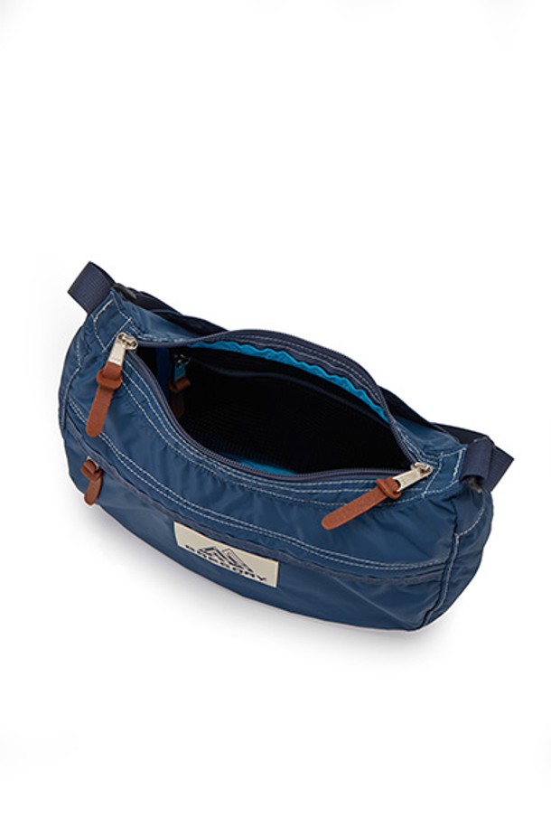 그레고리 사첼S V2 숄더백은 딥 씨 블루와 라군 블루 컬러의 조화가 돋보이는 여성용 숄더백입니다. 가볍고 튼튼한 나일론 소재로 제작되었으며, 가죽 지퍼 손잡이로 포인트를 더했습니다. YKK 지퍼, 조절 가능한 숄더 스트랩, 총 4개의 포켓(뒷면 슬립 포켓, 전면 지퍼 포켓, 내부 메쉬 포켓 포함)과 넉넉한 수납공간을 제공합니다. 데일리 및 여행룩, 휴가룩에 모두 잘 어울리며, 항균 기능으로 위생적인 사용이 가능합니다. 미니멀, 캐주얼, 클래식 스타일을 즐기는 분들께 추천하며, 짧은 여행 시 서브백으로 활용하기에도 좋습니다.
