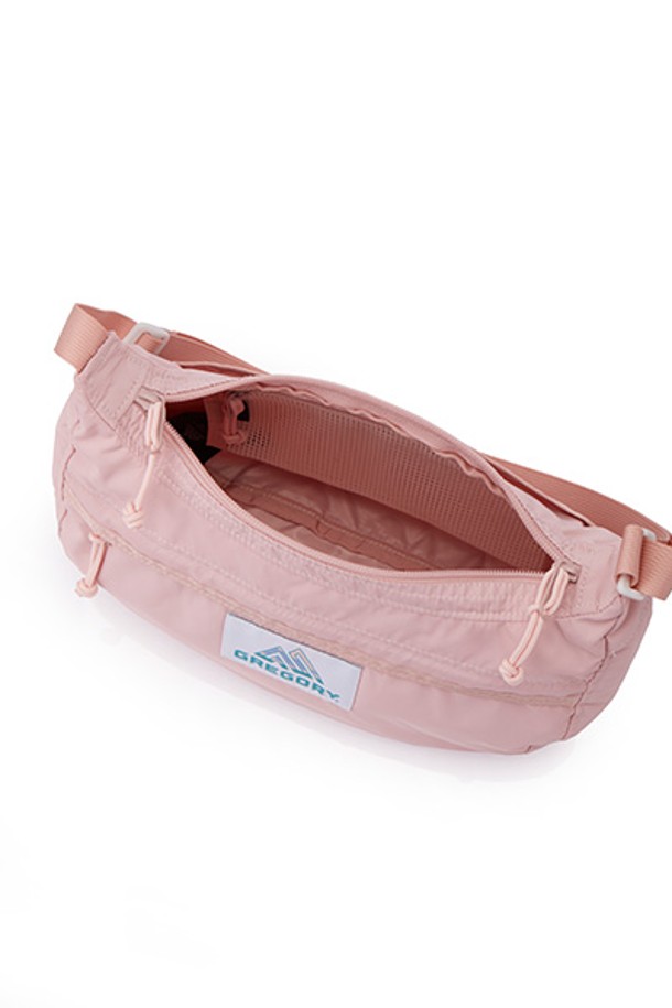 그레고리 사첼 S V2 숄더백은 벚꽃을 연상시키는 SAKURA(사쿠라) 컬러의 여성 숄더백입니다. 나일론 소재로 제작되어 가볍고 튼튼하며, 여행룩이나 미니멀, 캐주얼 스타일에 잘 어울립니다. 가방 내부에는 메쉬 포켓이, 외부에는 슬립 포켓과 지퍼 포켓이 있어 수납력을 높였으며, 가죽 지퍼 손잡이로 고급스러움을 더했습니다. 6.5L의 넉넉한 용량으로 일상 및 여행 시 유용하게 사용할 수 있으며, 항균 기능을 갖춘 자전거 핸들캡을 함께 증정합니다. 조절 가능한 숄더 스트랩과 4개의 포켓, YKK 지퍼 사용, 보강된 바닥 라이닝으로 실용성을 더했습니다.
