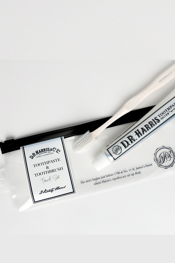 디알해리스 프리미엄 휴대용 치약&칫솔 세트는 여행 시 구강 위생을 책임지는 필수품입니다. 6세 이상 사용 가능하며, 은나노와 천연 오일을 함유한 치약과 0.01mm 이중 극세모, 5mm 슬림 헤드, 미끄럼 방지 그립의 칫솔이 위생적인 파우치와 위생캡과 함께 제공됩니다. 기내 반입이 가능하며, 친환경 소재(PBT, PLA)를 사용하여 휴대성과 위생, 환경까지 고려한 스마트한 여행용 치약/칫솔 세트입니다.
