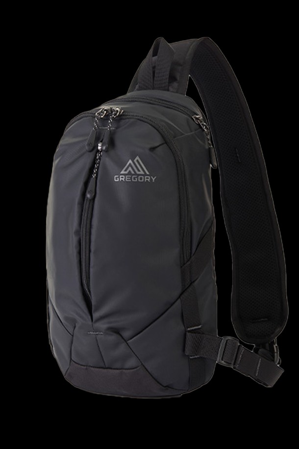 그레고리 스케치8 RF 슬링백 - 유니버스 블랙 (27J89034)는 일상, 스포츠, 여행에 적합한 가방입니다. 미디엄 사이즈의 블랙 컬러 폴리에스터/나일론 혼방 소재로 제작되었으며, 슬림 백팩 디자인과 사각형 모양이 특징입니다. 방수 및 경량 기능으로 실용성을 높였으며, 전면 지퍼 포켓, 다용도 하네스 포켓, 조절 가능한 하네스, 좌/우 위치 조절 기능을 갖추었습니다. 외부 디바이스 및 카메라 수납 공간과 메인 수납공간을 제공하여 넉넉한 수납력을 자랑하며, 친환경 소재를 사용하여 제작되었습니다. 캐주얼, 미니멀, 스포티한 스타일의 여행룩에 잘 어울립니다.
