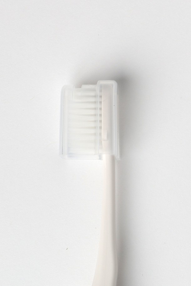 디알해리스 프리미엄 휴대용 치약&칫솔 2세트는 항균, 충치 예방, 잇몸 질환 예방, 구취 제거, 치태 제거에 효과적인 구강 위생 용품입니다. 은이온을 함유한 프리미엄 칫솔과 치약, 위생적인 위생캡, 고급 파우치로 구성되어 여행이나 기내 반입에 용이합니다. 안전성분, 피부독성 제로, 실버, 유기농 인증을 받아 안심하고 사용할 수 있습니다. 인체공학적 설계로 제작되어 사용이 편리하며, 칫솔에 적당량의 치약을 묻혀 사용하고 사용 후에는 입안을 충분히 헹구세요. 1-30도 사이의 밀폐된 공간에 보관하십시오.
