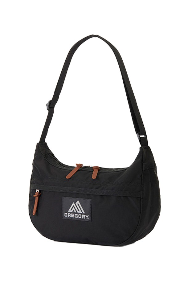 그레고리 사첼 S V2 숄더백 - BLACK (블랙)은 미니멀, 캐주얼, 클래식 스타일을 선호하는 여성들을 위한 가방입니다. 6.5L의 넉넉한 수납공간과 220g의 가벼운 무게로 일상 및 여행 시 편리하게 사용할 수 있습니다. YKK 지퍼 메인 수납공간, 앞면 및 내부 메쉬 지퍼 포켓, 뒷면 슬립 버튼 포켓 등 실용적인 수납 구성이 돋보입니다. 조절 가능한 숄더 스트랩과 보강된 바닥 라이닝으로 편안함과 내구성을 높였으며, 가죽 지퍼풀 디테일이 고급스러움을 더합니다. 항균 기능이 적용되어 위생적인 사용이 가능하며, 자전거 항균 핸들캡이 함께 제공됩니다.
