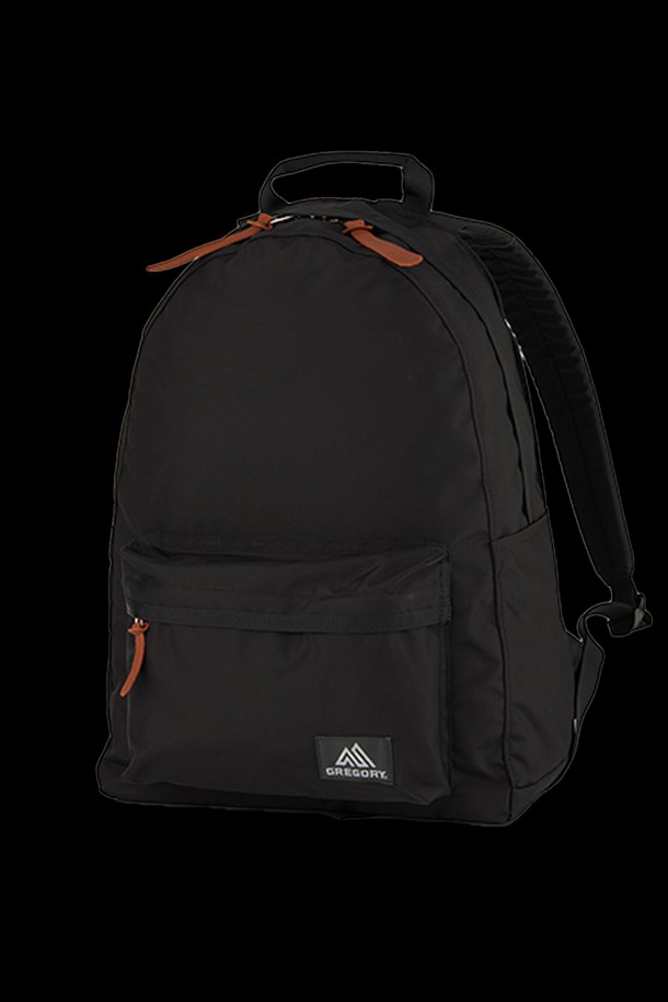 릴렉스데이 백팩 - BLACK (09J29452)는 일상 및 여행에 적합한 남성용 미디엄 사이즈 백팩입니다. 내구성이 뛰어난 블랙 컬러의 나일론 소재에 가죽 디테일이 더해져 미니멀, 클래식, 캐주얼 스타일을 연출합니다. 노트북 수납, 보틀 포켓, 다양한 수납공간(외부 2개/내부 2개), 키홀더, 그리고 인체공학적 설계를 통해 실용성을 높였으며, 평생 보증 혜택을 제공합니다.
