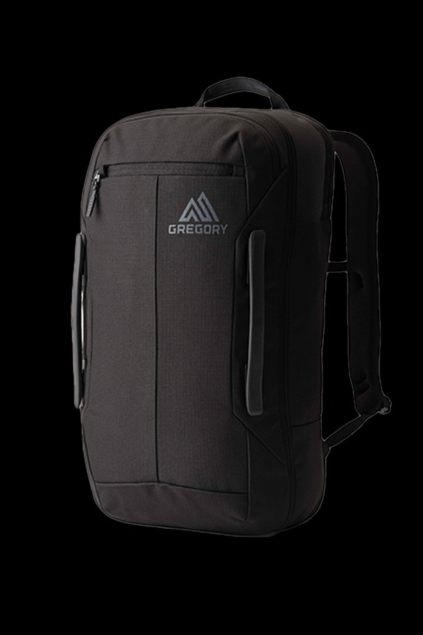 블랙 색상의 보더 백팩 30 (41J49020)은 30L 라지 사이즈로, 여행과 일상 모두에 적합한 남성용 백팩입니다. 튼튼한 폴리에스테르 소재에 생활 방수 기능을 더하고, 노트북 수납, 분리형 수납공간, 메쉬 물병 포켓, 에어쿠션 등판, AirTag 홀더 등 다양한 기능을 갖춰 실용성을 높였습니다. 미니멀, 캐주얼, 시티보이 스타일의 여행룩에 잘 어울리는 사각 백팩으로, 가슴 스트랩과 손잡이, 사이즈 조절 기능으로 편안한 착용감을 제공합니다.
